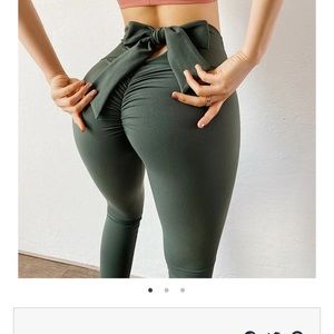 Astoria scrunch bow leggings. Size large.